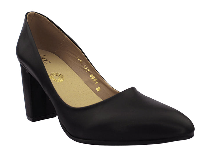 Zapato de tacón grueso color negro mate para mujer, diseño cerrado y elegante.