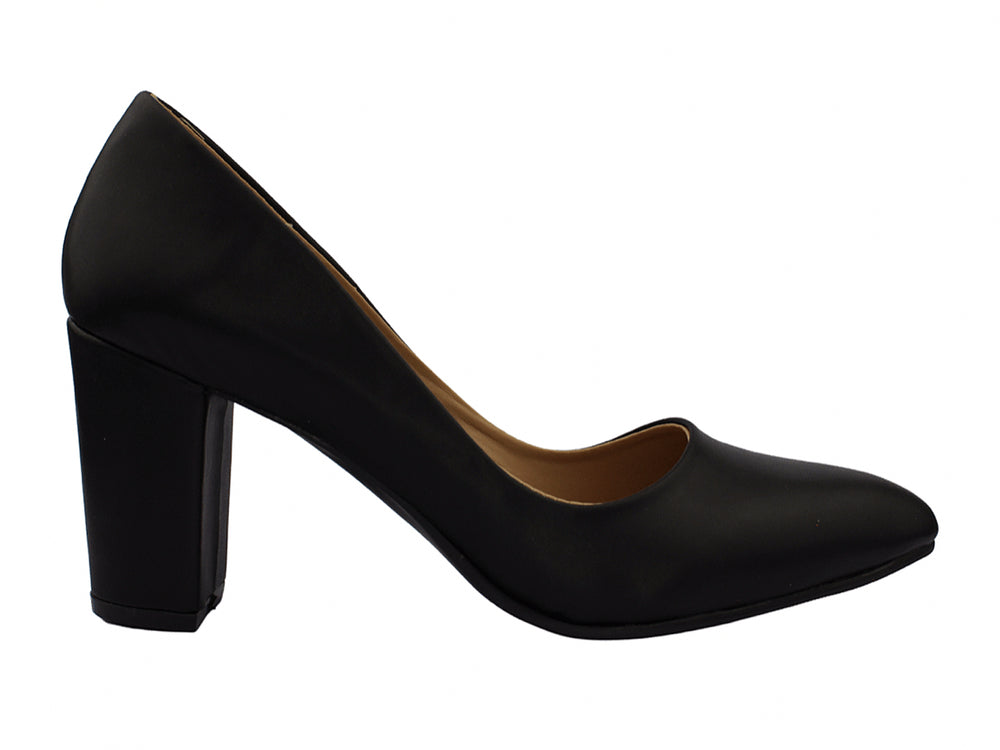 Zapato de tacón grueso color negro mate para mujer, diseño cerrado y elegante.