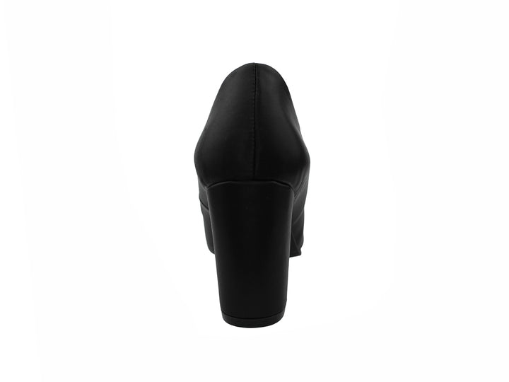 Zapato de tacón grueso color negro mate para mujer, diseño cerrado y elegante.