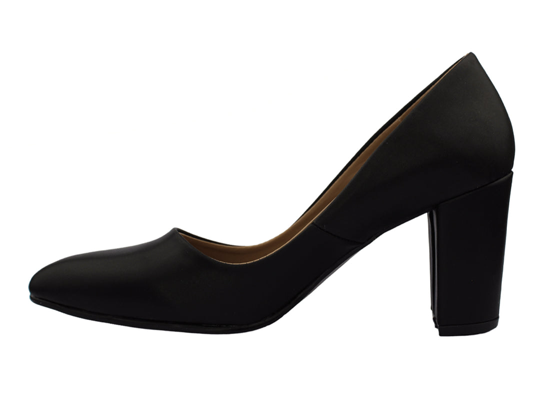 Zapato de tacón grueso color negro mate para mujer, diseño cerrado y elegante.