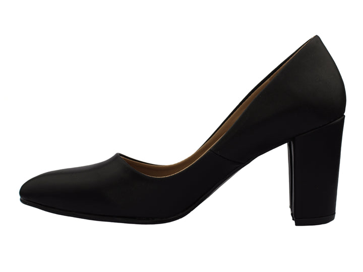 Zapato de tacón grueso color negro mate para mujer, diseño cerrado y elegante.