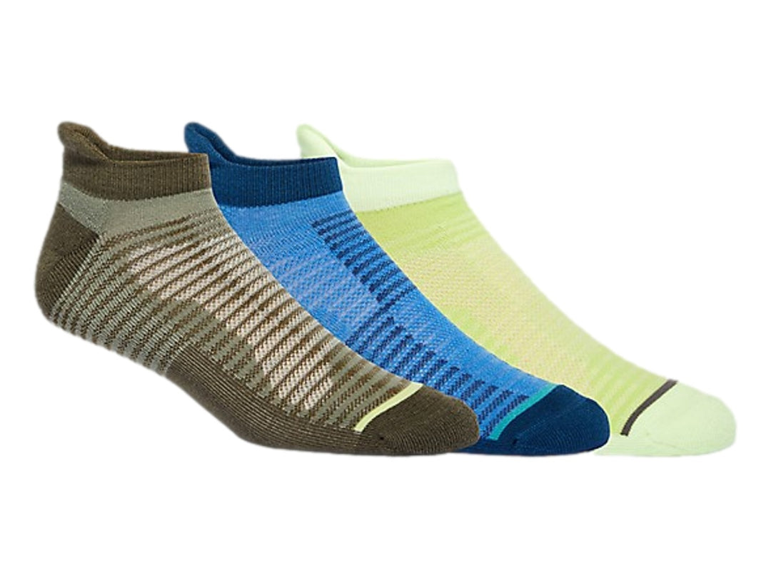 Set de tres pares de calcetines deportivos ASICS en colores marrón, azul y verde neón con diseño de rayas horizontales.