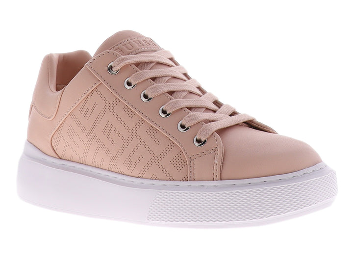 Tenis Guess color rosa con suela blanca y diseño grabado en el material sintético.