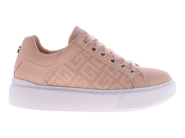 Tenis Guess color rosa con suela blanca y diseño grabado en el material sintético.