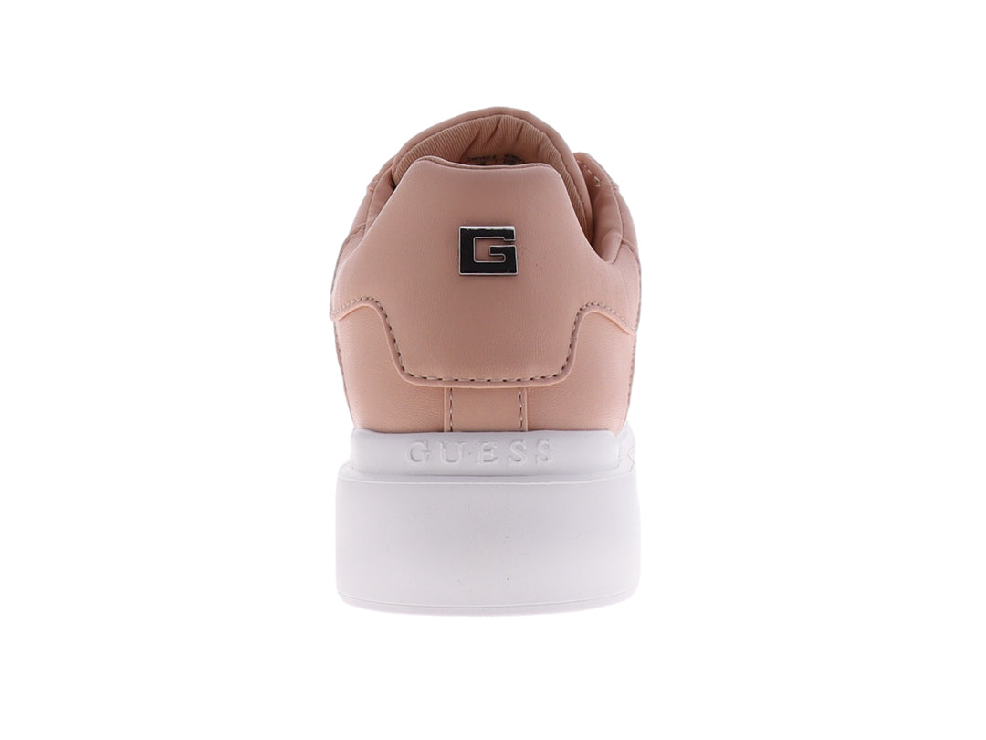 Tenis Guess color rosa con suela blanca y diseño grabado en el material sintético.