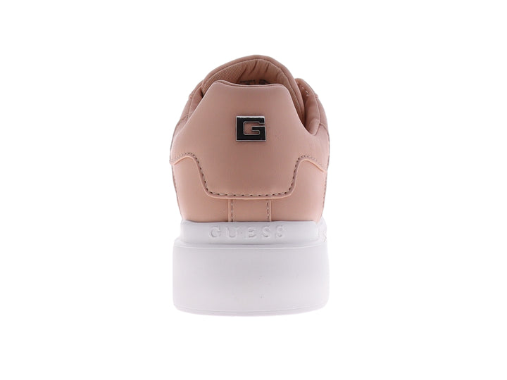 Tenis Guess color rosa con suela blanca y diseño grabado en el material sintético.
