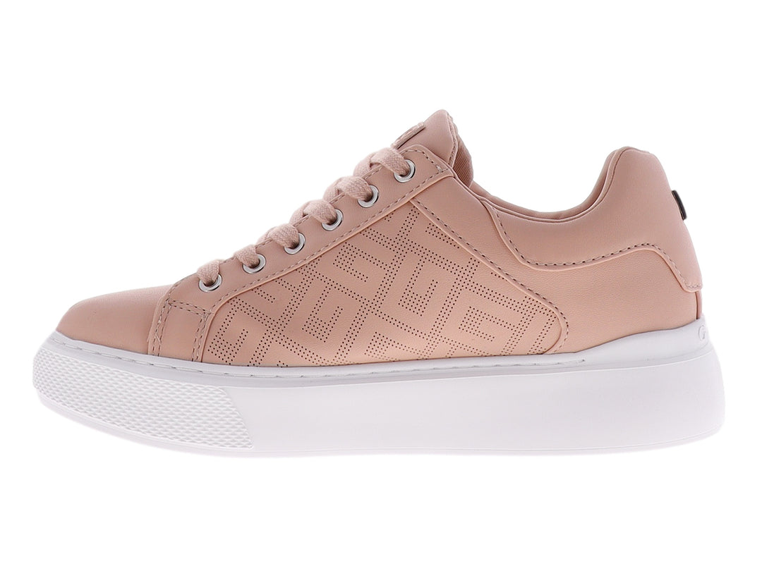 Tenis Guess color rosa con suela blanca y diseño grabado en el material sintético.