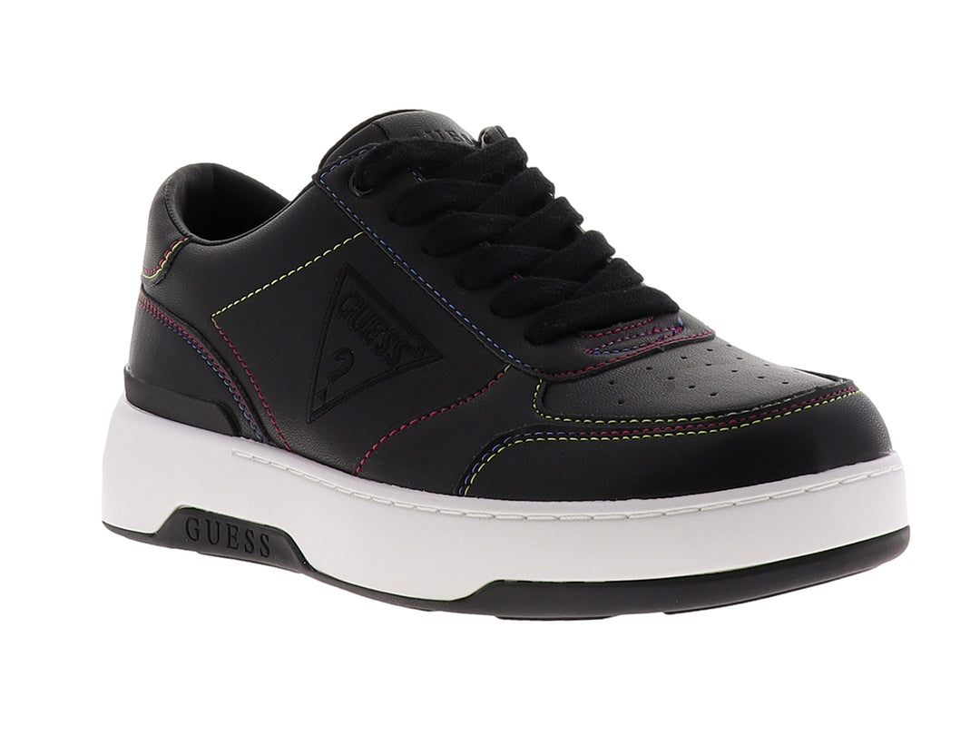 Tenis Guess negros con suela blanca y detalles de costuras decorativas en colores.