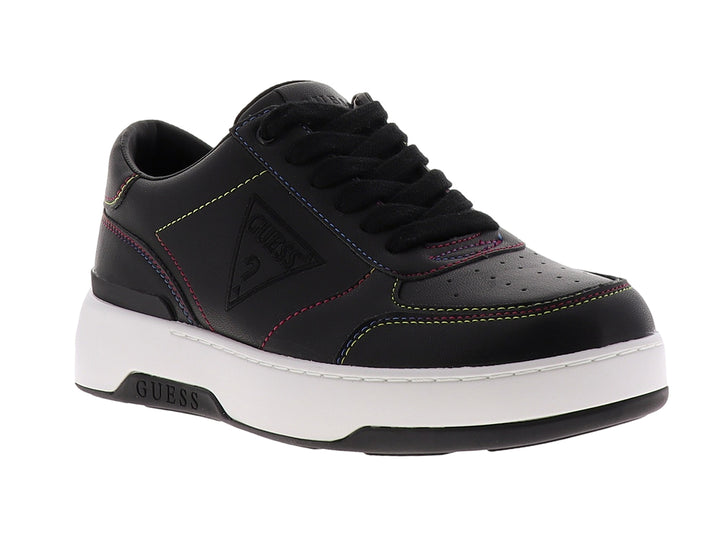 Tenis Guess negros con suela blanca y detalles de costuras decorativas en colores.