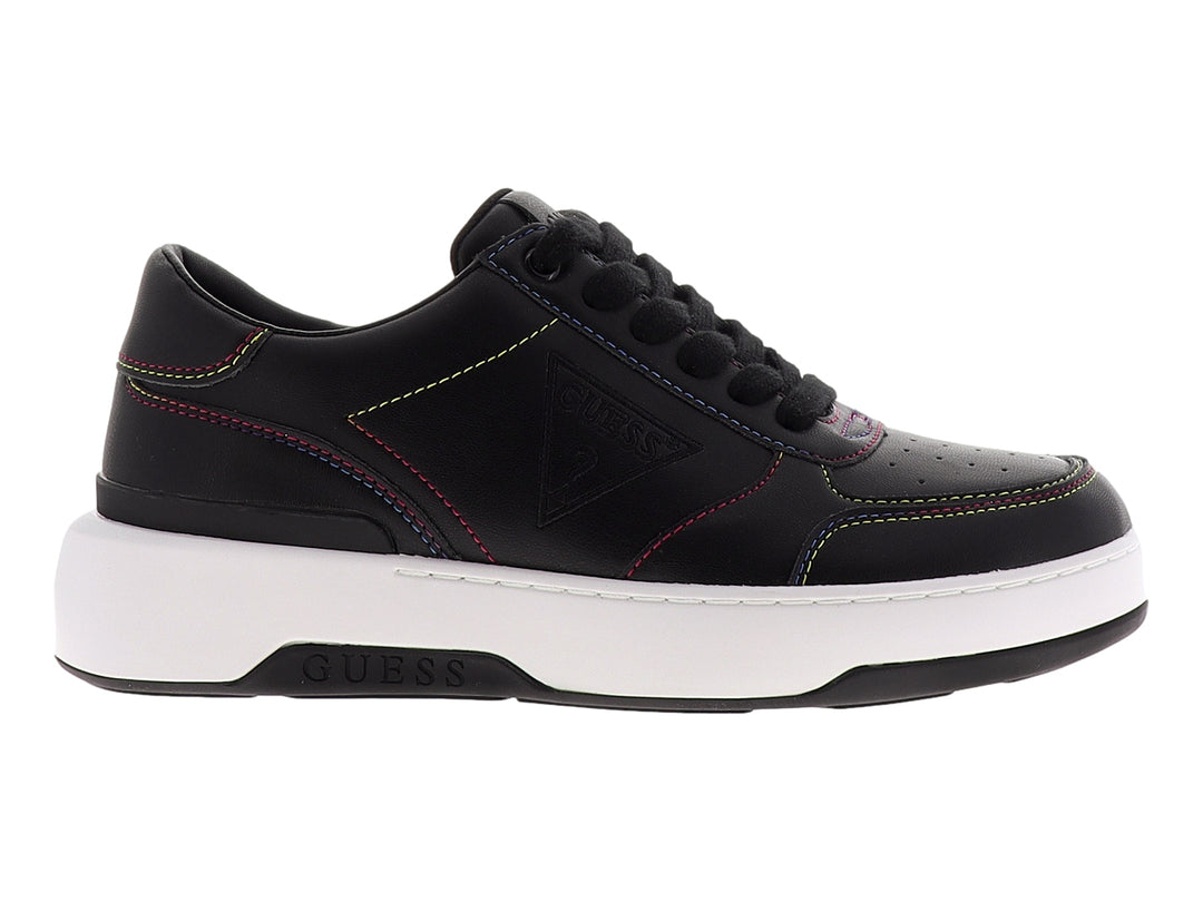 Tenis Guess negros con suela blanca y detalles de costuras decorativas en colores.