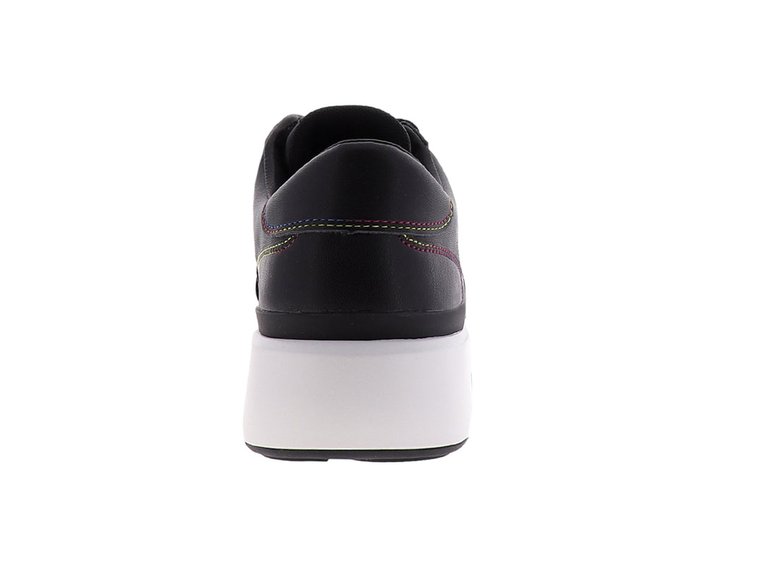 Tenis Guess negros con suela blanca y detalles de costuras decorativas en colores.
