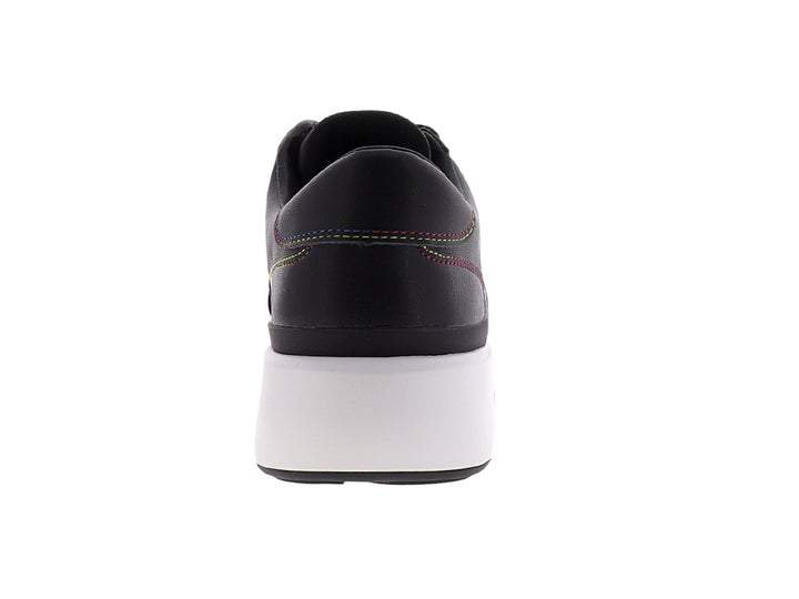 Tenis Guess negros con suela blanca y detalles de costuras decorativas en colores.