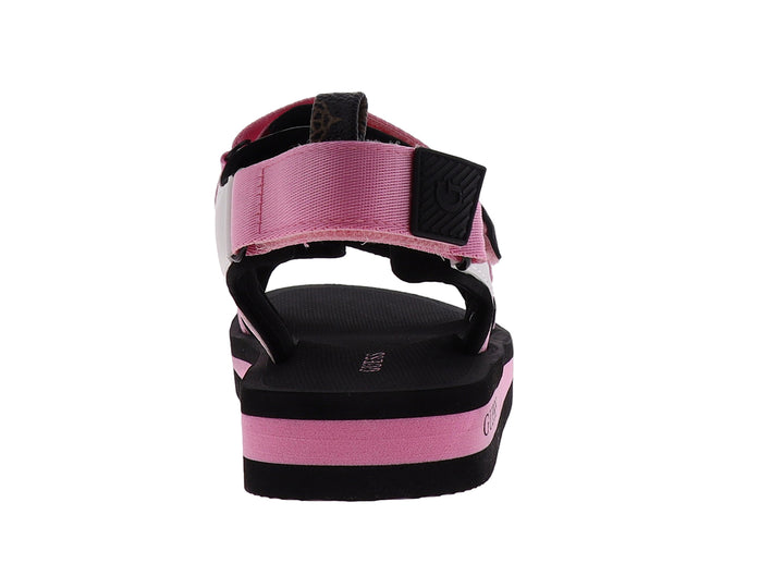 Sandalia Guess para mujer en colores rosa y negro con correas ajustables y suela de plataforma.