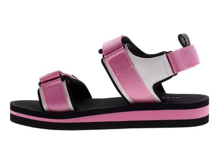 Sandalia Guess para mujer en colores rosa y negro con correas ajustables y suela de plataforma.