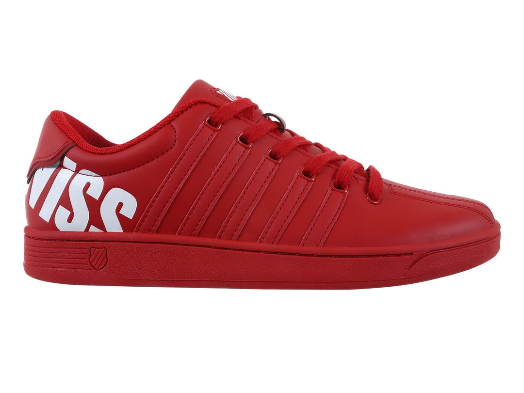 Tenis deportivos K-Swiss de color rojo con suela plana y letras blancas laterales.