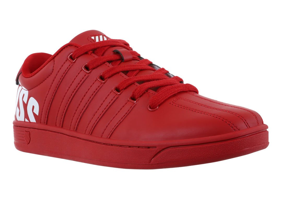 Tenis deportivos K-Swiss de color rojo con suela plana y letras blancas laterales.