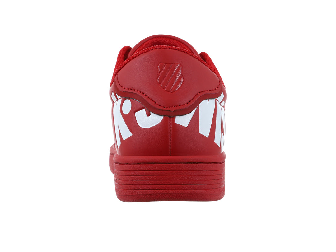 Tenis deportivos K-Swiss de color rojo con suela plana y letras blancas laterales.