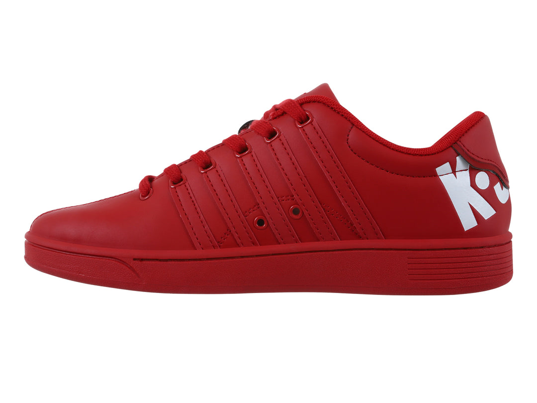 Tenis deportivos K-Swiss de color rojo con suela plana y letras blancas laterales.