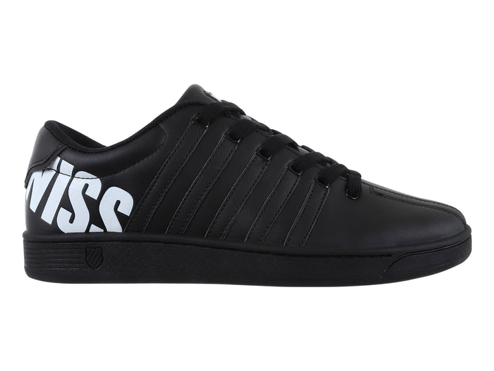 Tenis K-Swiss Court Pro II en color negro con logotipo blanco en el talón y suela negra.
