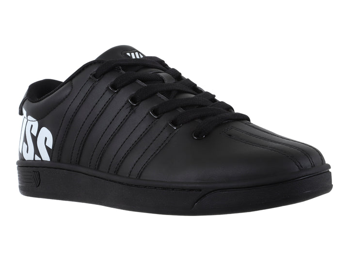 Tenis K-Swiss Court Pro II en color negro con logotipo blanco en el talón y suela negra.