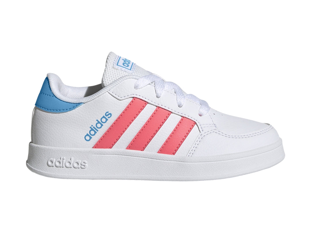 Tenis Adidas Breaknet K blancos con tres franjas rosas y detalles en azul en el talón y lengüeta.