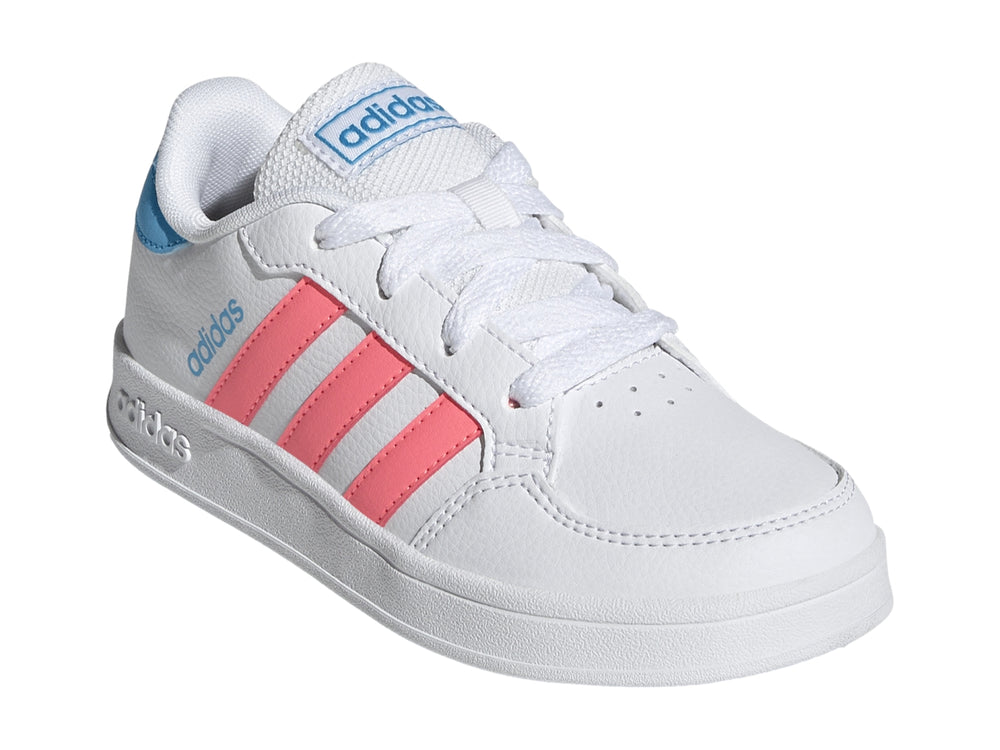 Tenis Adidas Breaknet K blancos con tres franjas rosas y detalles en azul en el talón y lengüeta.