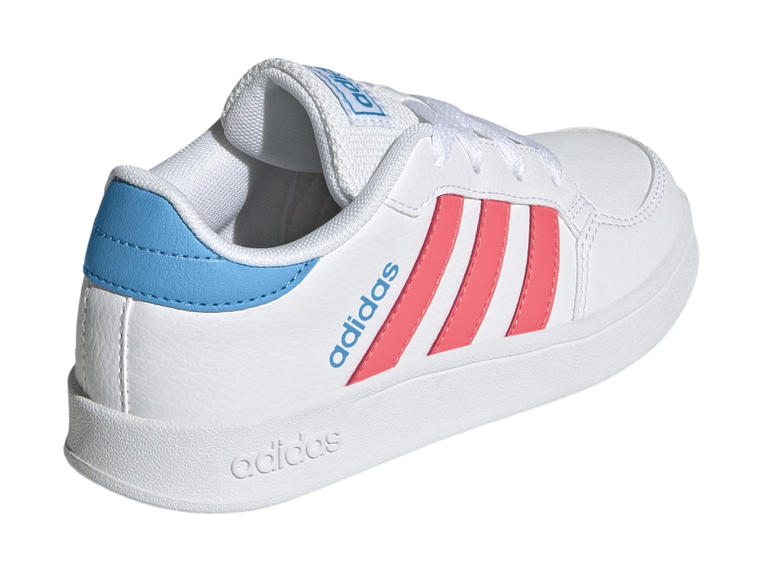 Tenis Adidas Breaknet K blancos con tres franjas rosas y detalles en azul en el talón y lengüeta.