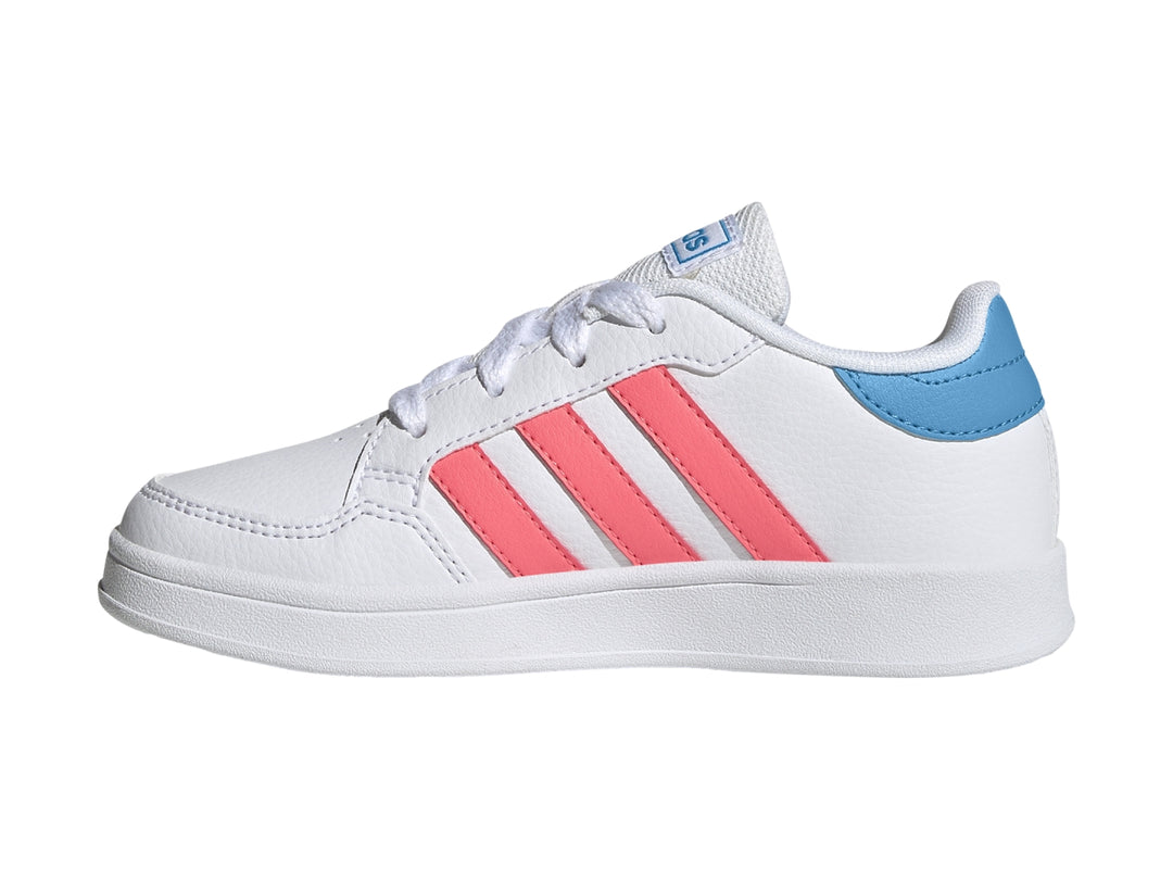 Tenis Adidas Breaknet K blancos con tres franjas rosas y detalles en azul en el talón y lengüeta.