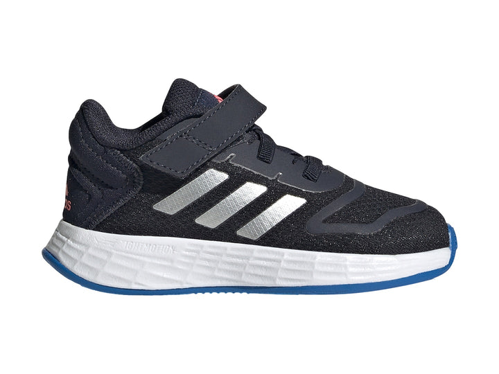 Tenis deportivos Adidas para niño en color azul marino con franjas plateadas y suela blanca.