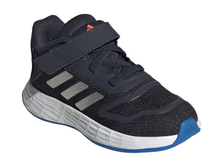 Tenis deportivos Adidas para niño en color azul marino con franjas plateadas y suela blanca.
