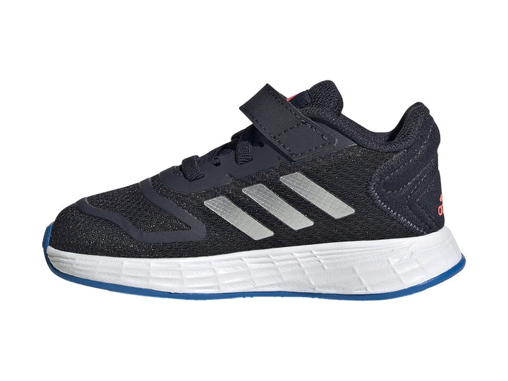 Tenis deportivos Adidas para niño en color azul marino con franjas plateadas y suela blanca.