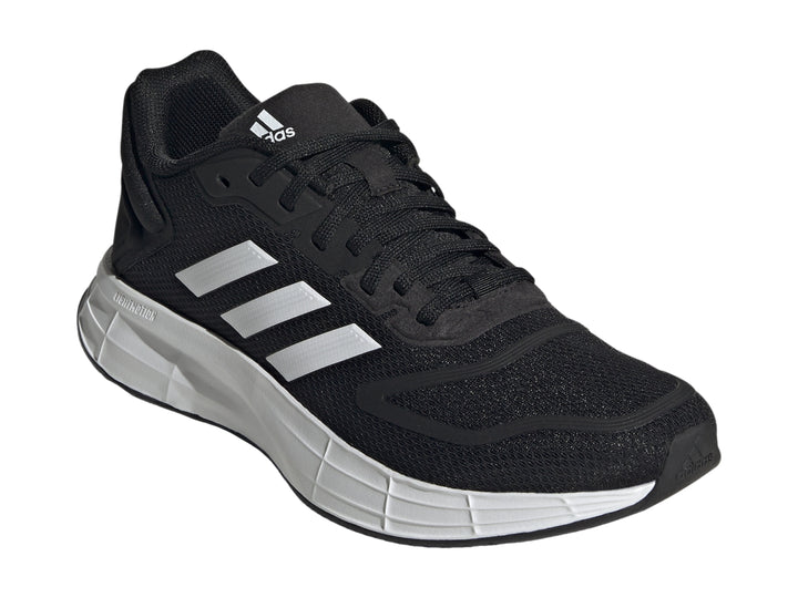 Tenis Adidas Duramo 10 en color negro con franjas y suela blancas, vista lateral.