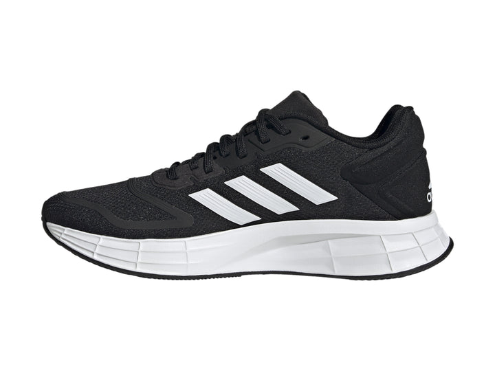 Tenis Adidas Duramo 10 en color negro con franjas y suela blancas, vista lateral.