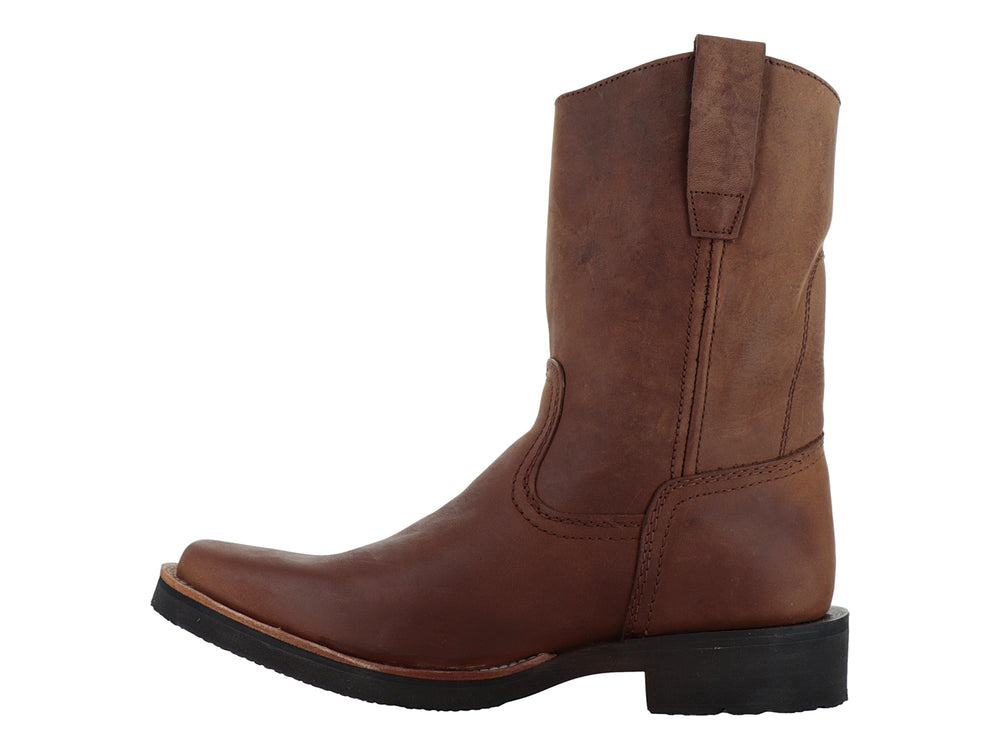 Bota estilo vaquero de cuero color miel con suela negra y caña alta.