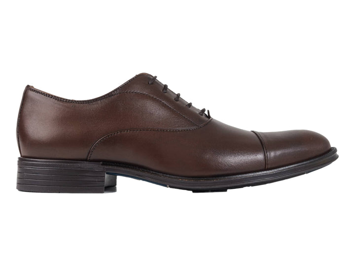 Zapato formal de cuero color café con agujetas y suela oscura.
