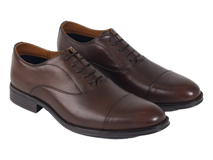 Zapato formal de cuero color café con agujetas y suela oscura.