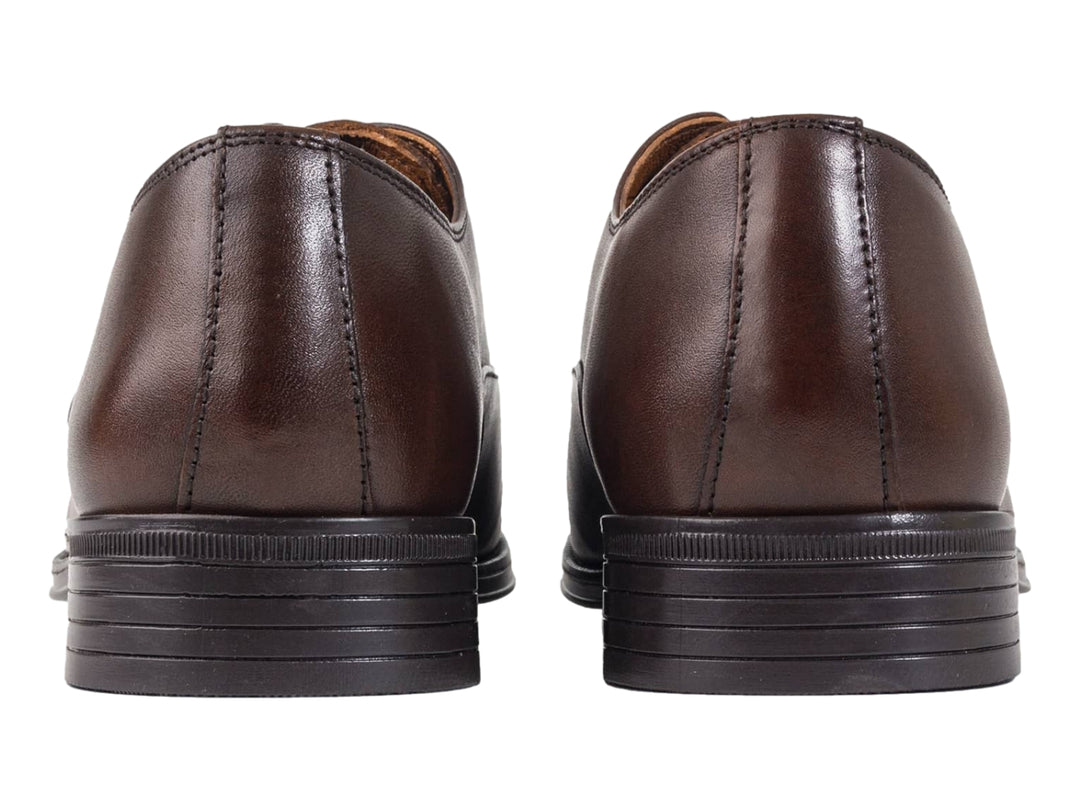 Zapato formal de cuero color café con agujetas y suela oscura.