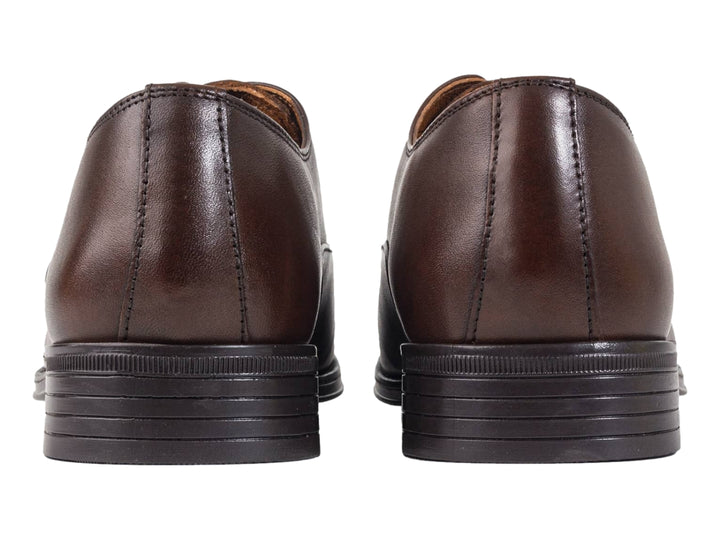 Zapato formal de cuero color café con agujetas y suela oscura.