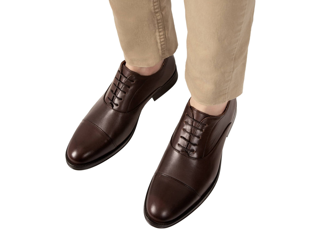 Zapato formal de cuero color café con agujetas y suela oscura.
