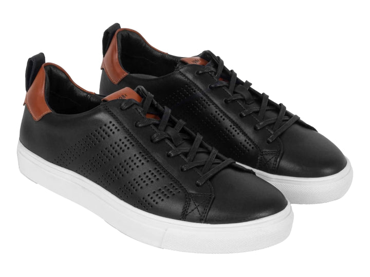 Tenis casuales color negro con suela blanca y detalle en café en el talón.