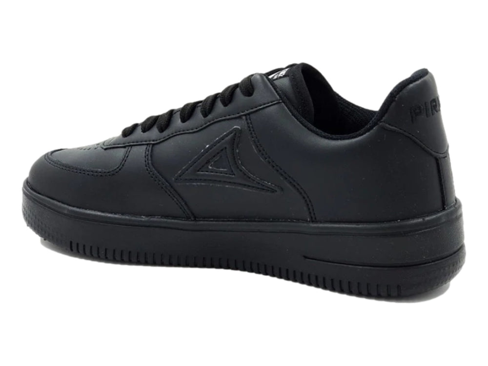 Tenis deportivos Pirma Brasil color negro total con suela ancha y detalles perforados en la punta.