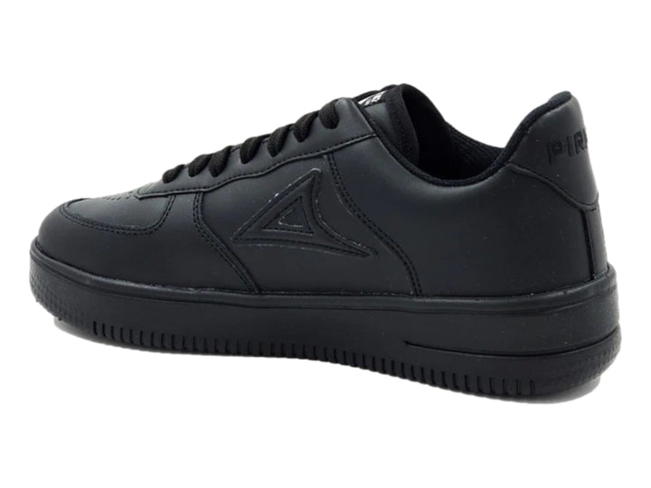 Tenis deportivos Pirma Brasil color negro total con suela ancha y detalles perforados en la punta.