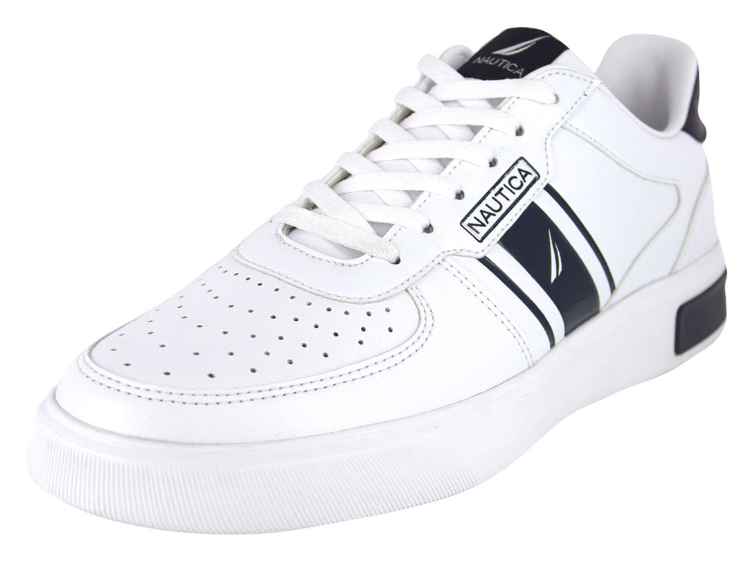 Tenis blancos Nautica con franja y talón en color azul marino y suela blanca.
