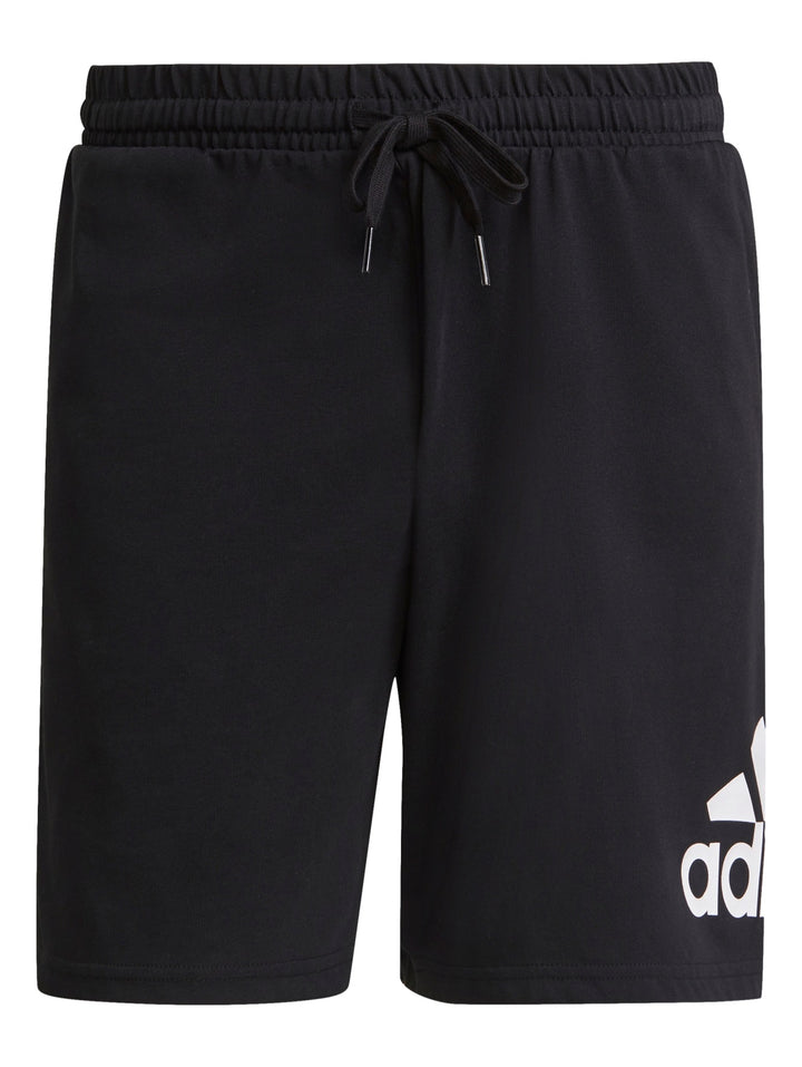 Hombre vistiendo shorts deportivos color negro de la marca Adidas.