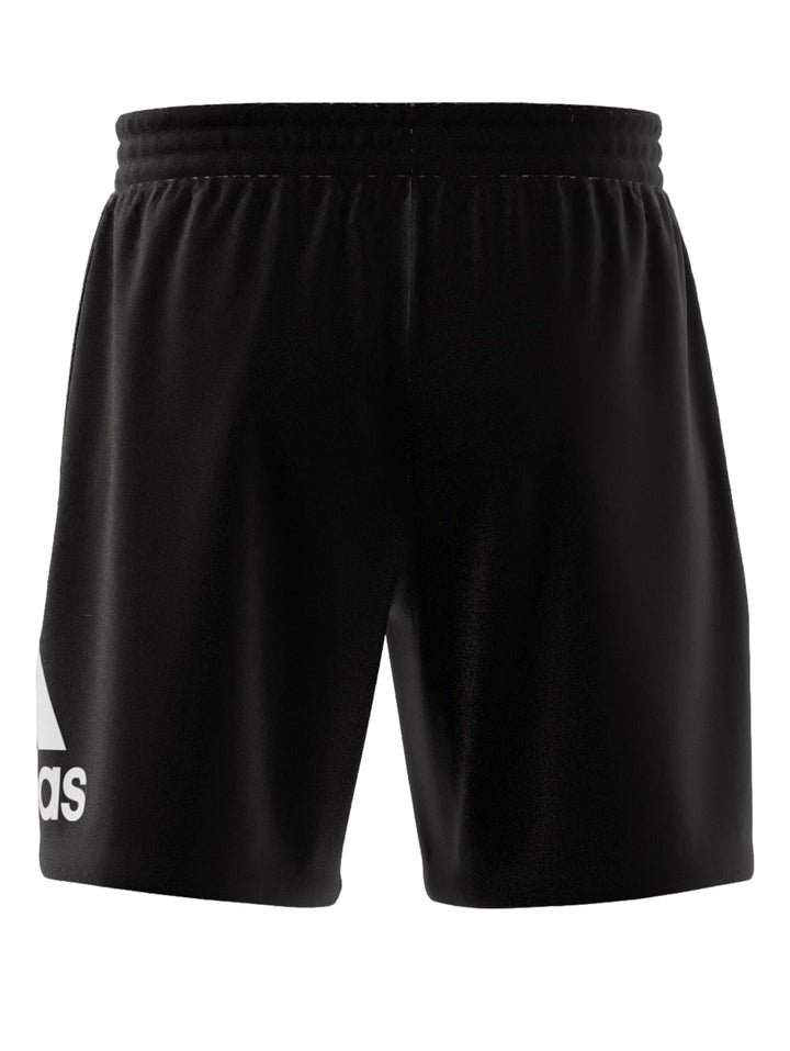 Hombre vistiendo shorts deportivos color negro de la marca Adidas.