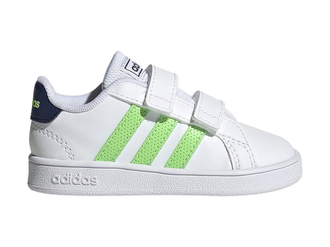 Tenis Adidas blancos con tres rayas verdes y cierre de velcro para niños.