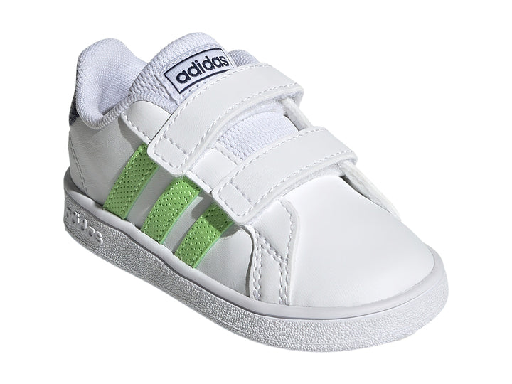 Tenis Adidas blancos con tres rayas verdes y cierre de velcro para niños.