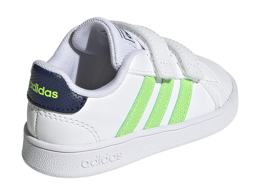 Tenis Adidas blancos con tres rayas verdes y cierre de velcro para niños.