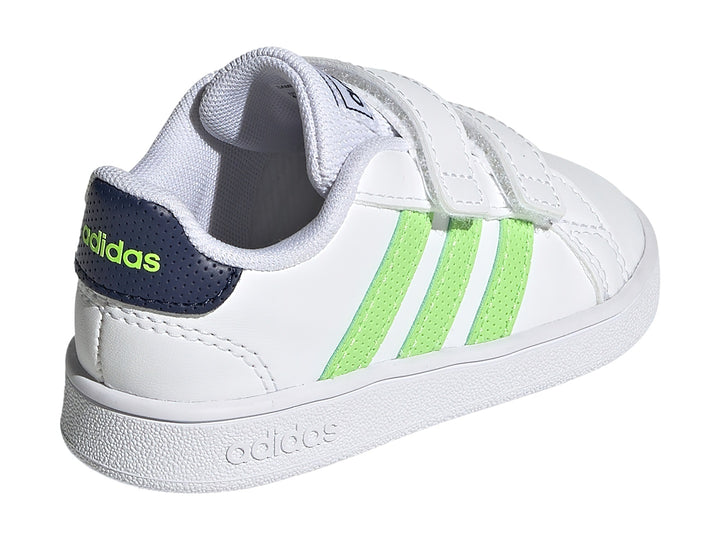 Tenis Adidas blancos con tres rayas verdes y cierre de velcro para niños.