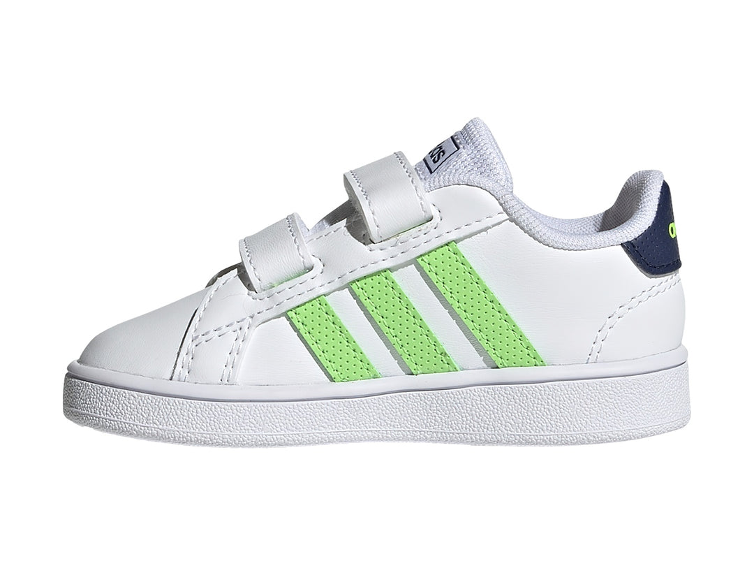 Tenis Adidas blancos con tres rayas verdes y cierre de velcro para niños.
